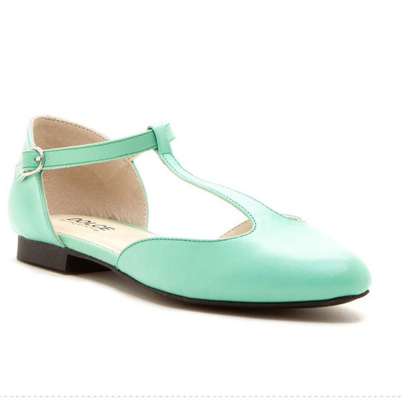 Mojo Moxy Shoes - NWOT Dolce by Mojo Moxy Pinwheel Ballet Flat